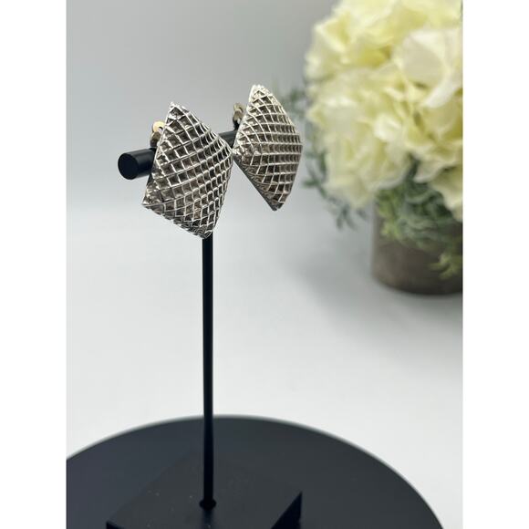 Sterling Silver Vintage Mexico Taxco TS-01 Waffle Quilted Heavy Clip on Earrings - Picture 2 of 12